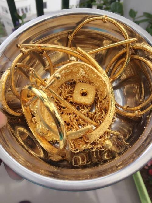 {“title”: “北京黄金回收与商品寄卖指南 如何选择靠谱商家？”， “content”: “<h2>北京黄金回收哪家好？这份避坑指南请收好</h2>